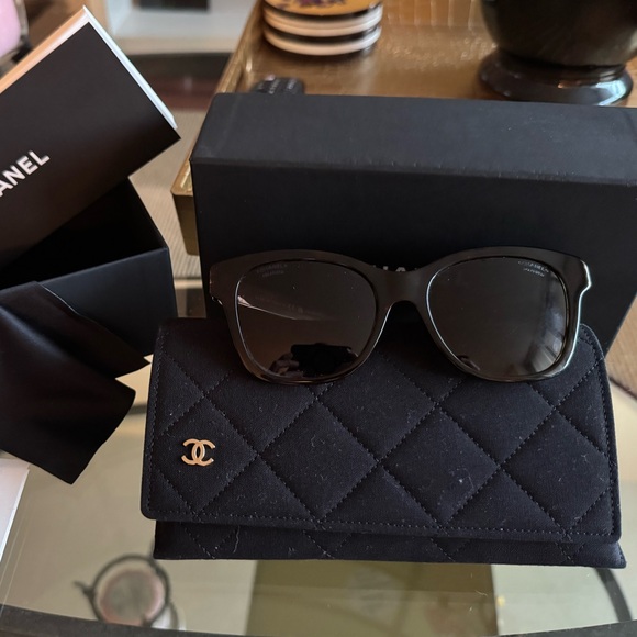CHANEL Black Sunglasses with Quilted Wallet - Picture 1 of 9